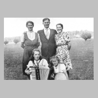086-0085 Frau Rosa Murach mit den Toechtern Dora, Ilse und Margarete und einem Onkel.jpg